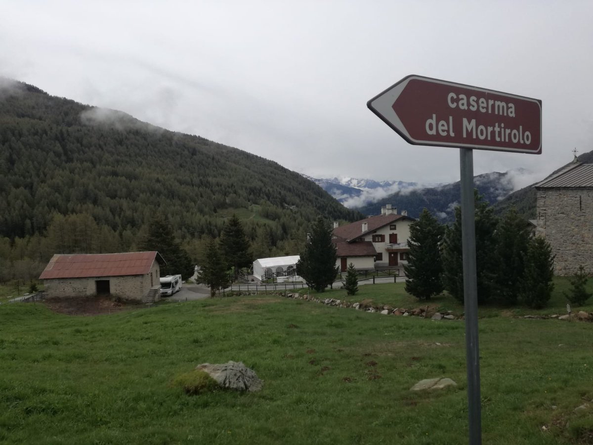 Quelchepassa's tweet photo. #QCPontheroad #InGiroColGiro #Giro102 oggi Mortirolo....(la contentezza del giappo ๐๐). Pioggia leggera ma costante da un'oretta, temperatura accettabile. https://t.co/TbBmgob0lo