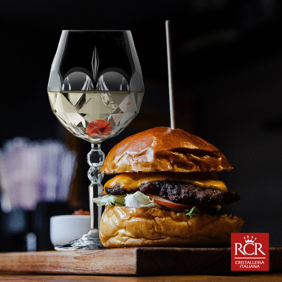 The undisputed king of all dinners with friends and all first dates: 
his majesty HAMBURGER! We couldn't celebrate in a better way the occasion of its day 🍔 #rcr #luxion #cristalloecologico #ecocrystalglass #ilovercr #HamburgerDay