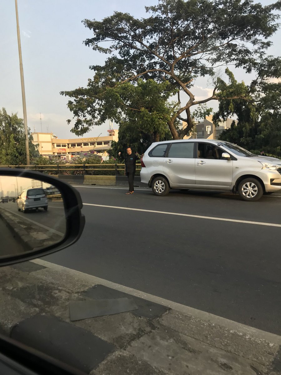 Layang kp melayu arah tebet ada kendaraan mogok. Harap berhati2 @mnctrijayafm <a href="/TMCPoldaMetro/">TMC Polda Metro Jaya</a>