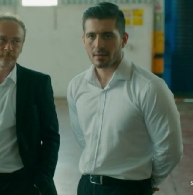 Cutieleypie's tweet photo. Azer şu topuklu karıya öyle bakınca kendimi 3 çocuğumla terk edilmişim gibi hissettim abv azer yedin gözlerinle #aileiçin #çukur https://t.co/r4uYTf7qU4