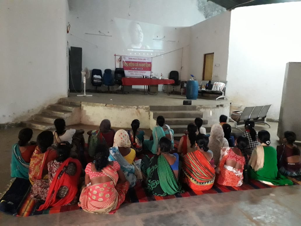 BastarSwachh's tweet photo. जिला बस्‍तर_आज दिनांक 28/5/2019को ग्राम पंचायत कल्चा मे विश्व मासिक धर्म स्वछ्ता दिवस पर महिलाओ को पहेली की सहेली की डॉक्यूमेंटरी फिल्म दिखा कर ।जागरुक किया गया एवं रेडियो पर मासिक चक्र की जानकारी भी सुनाई गयी .
@RSBMGCG @AYYAJTAMBOLI @_prabhtm @BastarDistrict https://t.co/U9qZqnDhpv