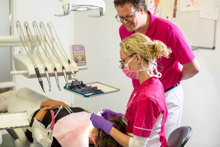 LEK_Magazine's tweet photo. Terugblikken en vooruitkijken. Tandartsenpraktijk Culemborg is 5 jaar geleden gestart. https://t.co/i5GM68bz3Y https://t.co/Dlrmd5221t