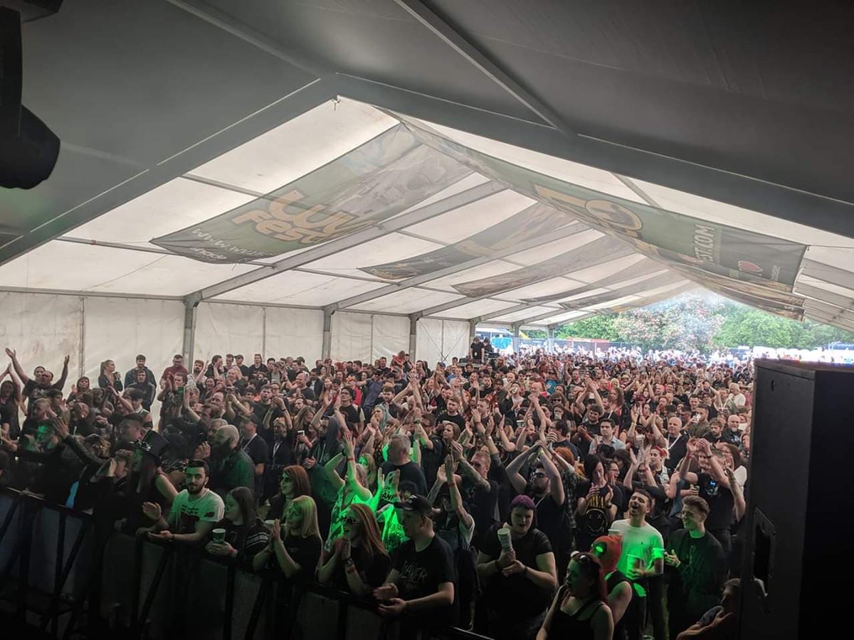 PhillSayer's tweet photo. This weekend I sang to some people in a little tent... and they sang back. 😍 https://t.co/EnOmqvb8iM