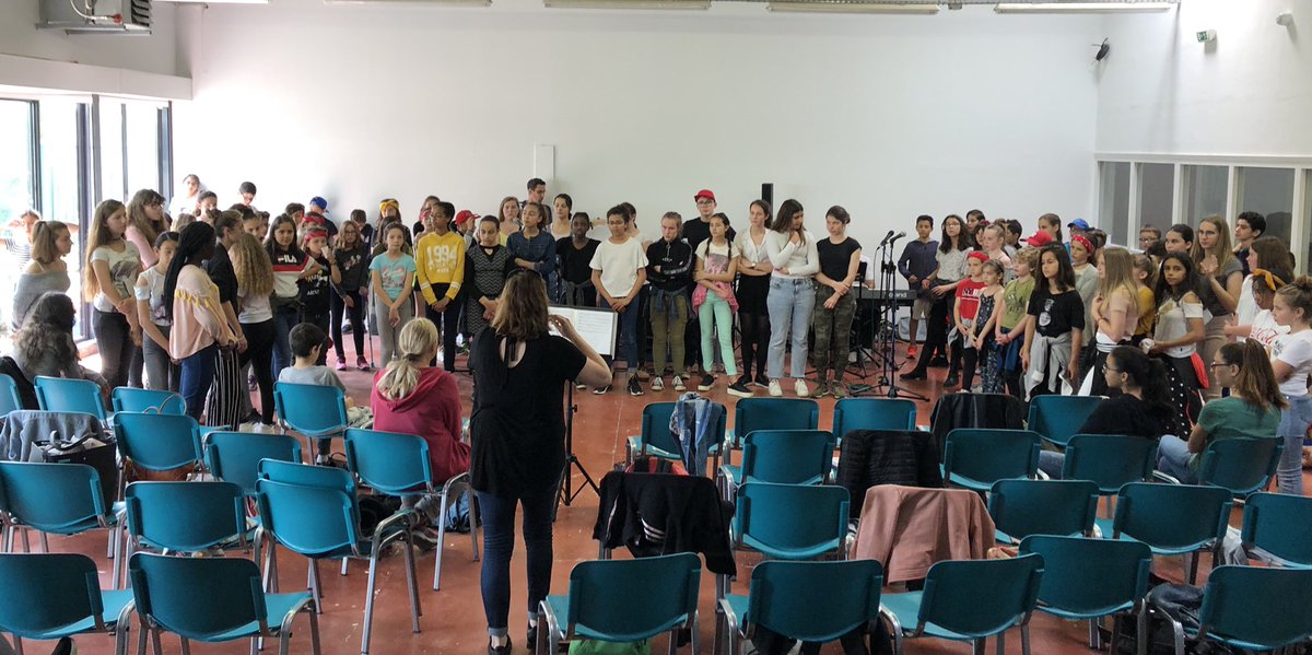 CollegeBertone's tweet photo. Répétition avec les musiciens d’Antibes Music School pour la chorale et les CM2 de La Tourniere et Jacques Prévert en préparation du concert du 18 juin à Anthea #EAC #edmus @DAAC_nice @AcademieNice https://t.co/46CeDFpGLh