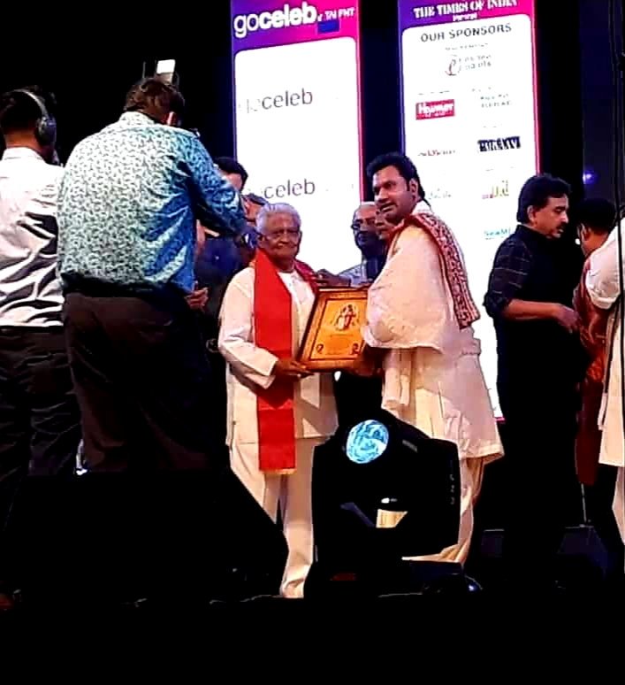 goswami108k's tweet photo. #Laxmikant #Pyarelal Live in #concert #Ahemdabad on 26'th May '2019
Opening #Ceremony of the concert & #Aashirvachan by #Goswami #Shri #Kunjeshkumarji ( #Kadi )
with #Zeenat Aman , #Padmini Kolhapuri , #Rimi Sen ,
organised by - #goceleb club #Chiragbhai #Shah https://t.co/SUfi3MtPLC