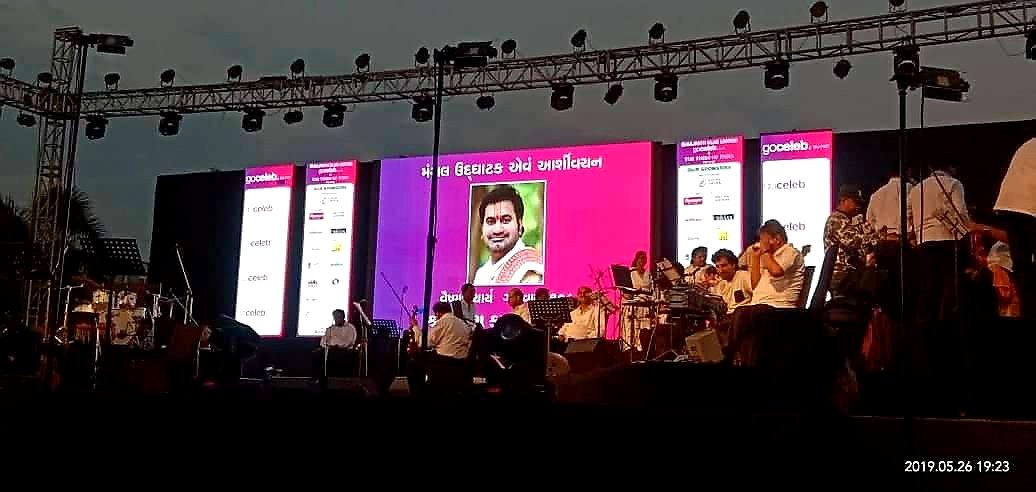 goswami108k's tweet photo. #Laxmikant #Pyarelal Live in #concert #Ahemdabad on 26'th May '2019
Opening #Ceremony of the concert & #Aashirvachan by #Goswami #Shri #Kunjeshkumarji ( #Kadi )
with #Zeenat Aman , #Padmini Kolhapuri , #Rimi Sen ,
organised by - #goceleb club #Chiragbhai #Shah #vrajyatra2019 https://t.co/EoRvvob0PW