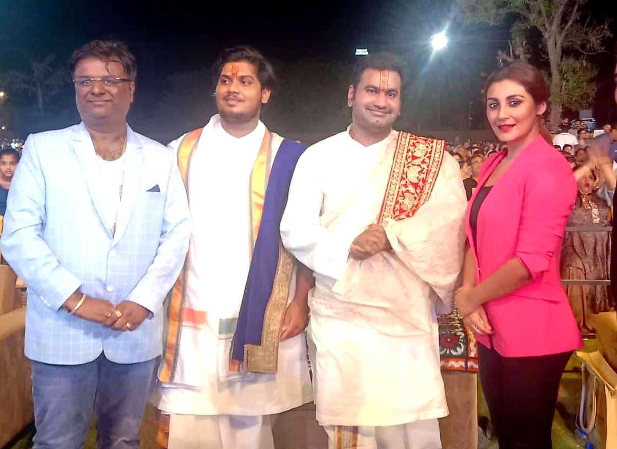 goswami108k's tweet photo. #Laxmikant #Pyarelal Live in #concert #Ahemdabad on 26'th May '2019
Opening #Ceremony of the concert & #Aashirvachan by #Goswami #Shri #Kunjeshkumarji ( #Kadi )
with #Zeenat Aman , #Padmini Kolhapuri , #Rimi Sen ,
organised by - #goceleb club #Chiragbhai #Shah https://t.co/10c6nkc6K2