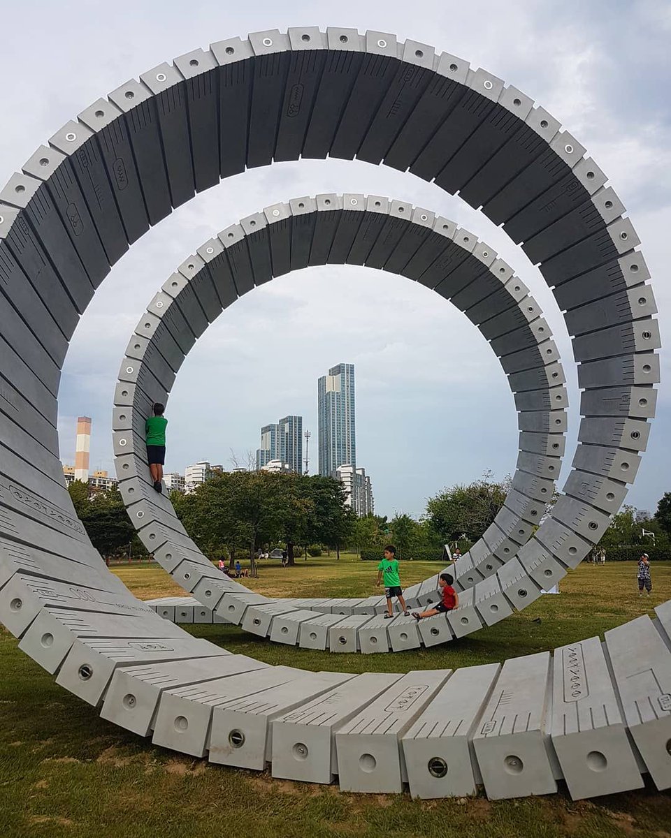 Abang! Kalau ada @hotwheelsofficial baru seronok. 😅

📸 @plain.ailsa

#publicart #seoul #hangangpark #hanriverpark #hangangartpark #artpark #sculpturepark #artforall #artphotography #sculpture #서울시 #한강공원 #한강예술공원 #예술 #구경 #여행스타그램 #igseoul #igersseoul