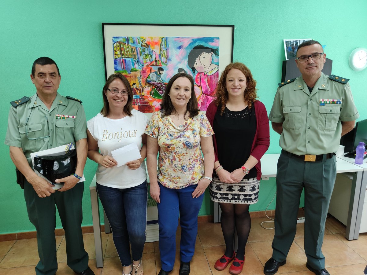 GuardiaCivilGU's tweet photo. Esta mañana el Teniente Coronel Jefe de la @GuardiaCivilGU D. Pascual Luis Segura ha visitado las instalaciones de la asociación Down Guadalajara y ha hecho entrega a las responsables de la asociación de una donación solidaria de esta Comandancia. https://t.co/lPtGhLyy0b
