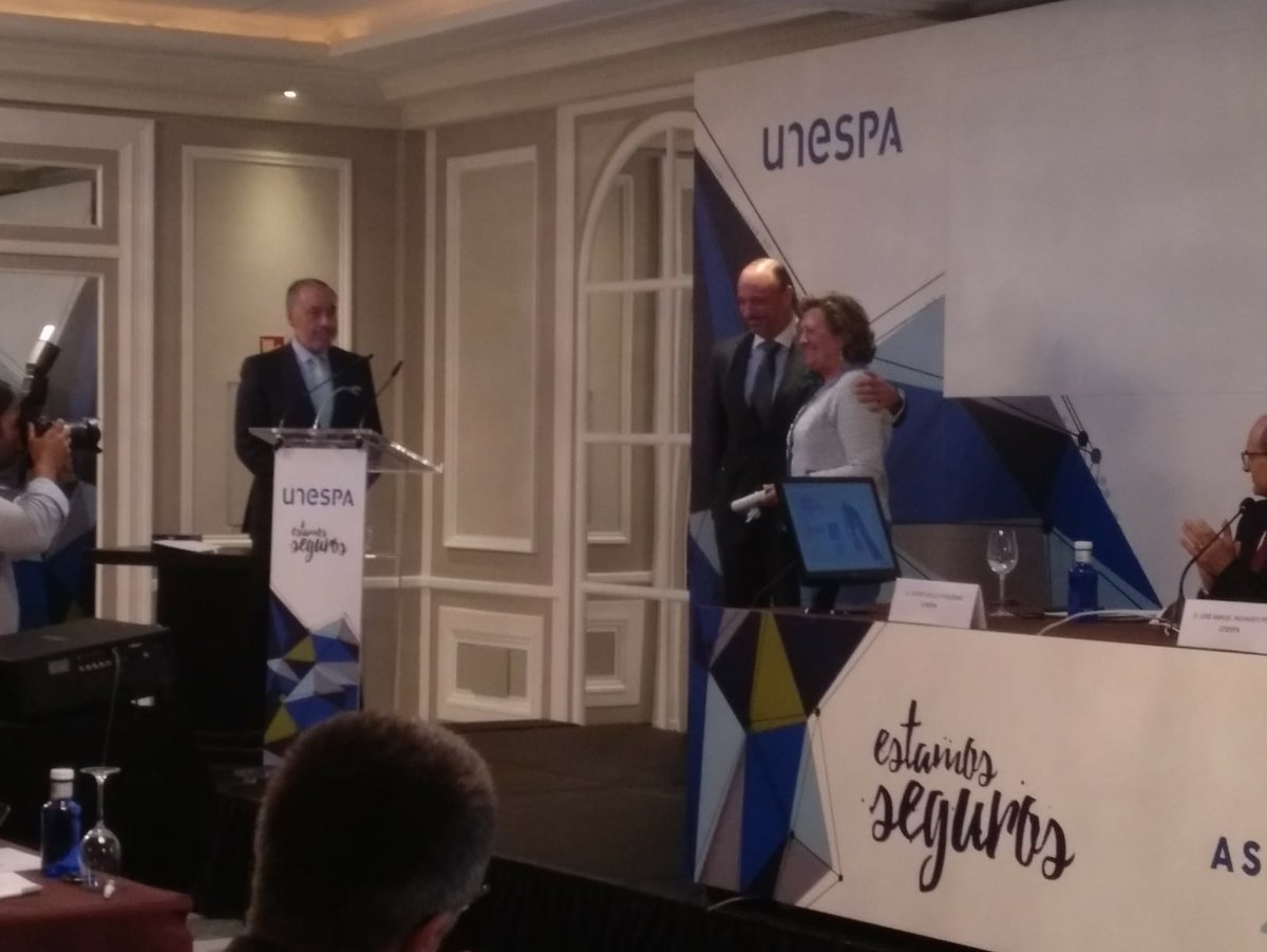 EstamosSeguros_'s tweet photo. Hoy es un gran día para #EstamosSeguros, no sólo se ha presentado el #IES2018 sino que se ha hecho entrega oficial del Premio Extraordinario Galicia Segura concedido por @FundacionInade en abril. ¡Muchas gracias por este reconocimiento que nos anima a seguir trabajando! 😀 https://t.co/74NTZjkIXq