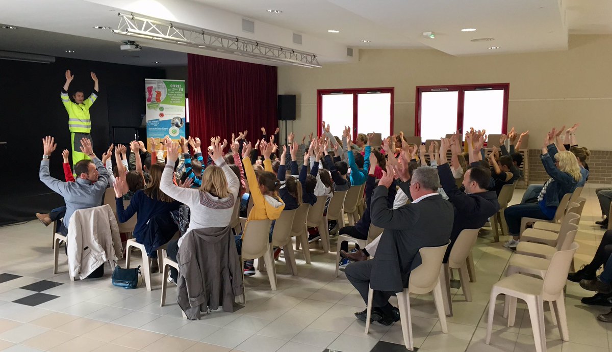 fdecoster's tweet photo. ♻️Restitution ce matin à #Enerlya des travaux de 240 élèves qui ont bénéficié des interventions des équipes du service #environnement  et des enseignants du conservatoire de @AggloCAPSO pour les sensibiliser au #développementdurable et à la réduction des déchets.🗑 https://t.co/vMIiEbkkIF