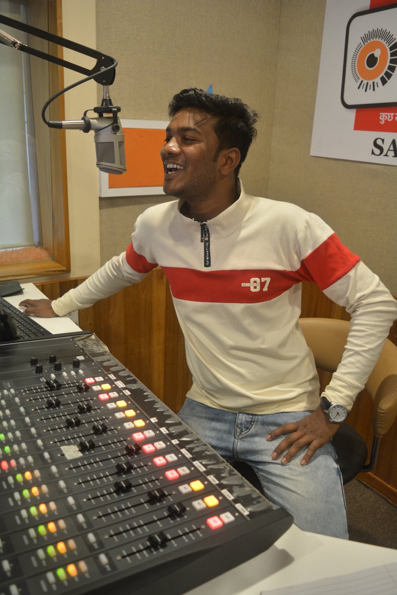 radiowalamilind's tweet photo. सांगलीकर असाल तर आज शाम शानदार(५.०० ते ९.००) मध्ये विचारलेल्या प्रश्नाचं उत्तर द्या. आणि जिंका  स्पेशल कुपन. प्रश्न ऐकण्यासाठी ट्युन करा रेडिओ ऑरेंज 93.5 एफ एम. 

#सांगलीकर #म #मराठी #शामशानदार #rjmilind935 #ro935 https://t.co/LacUVVbJJq