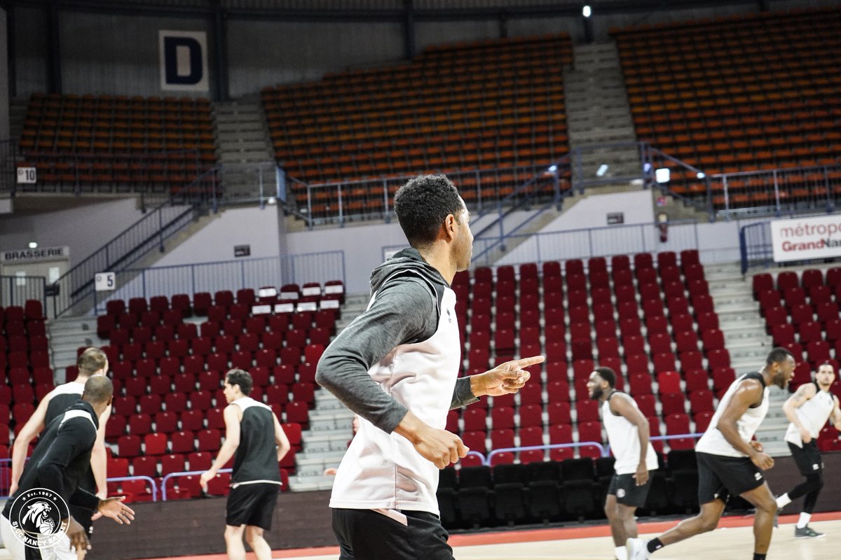 SLUCbasketNancy's tweet photo. Entrainement matinal très intensif pour les nancéiens ! 
Les joueurs activent le mode "PLAYOFFS" en préparant la réception de @SCBVG ce jeudi 30 mai à 20h ! 

#GoSLUC https://t.co/ZUgSD9TRjs