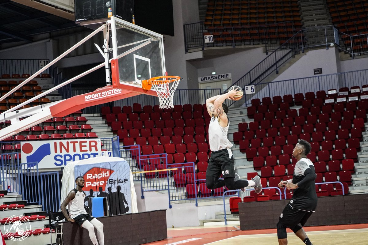 SLUCbasketNancy's tweet photo. Entrainement matinal très intensif pour les nancéiens ! 
Les joueurs activent le mode "PLAYOFFS" en préparant la réception de @SCBVG ce jeudi 30 mai à 20h ! 

#GoSLUC https://t.co/ZUgSD9TRjs