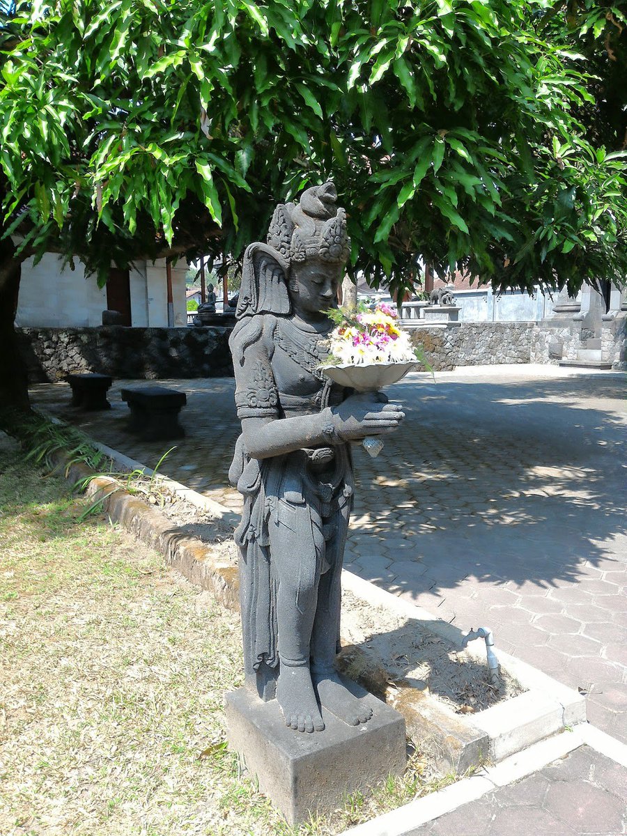 prisonnurse55's tweet photo. Mendut Buddhist Monastery..
#buddha #menduttemple #monastery #mendut #monk #biksu #vihara #shady #quiet #peace #silence #salflower #cannonballflower #worship #photography #mobilephotography #amateurphotography https://t.co/zSZPL4yurw
