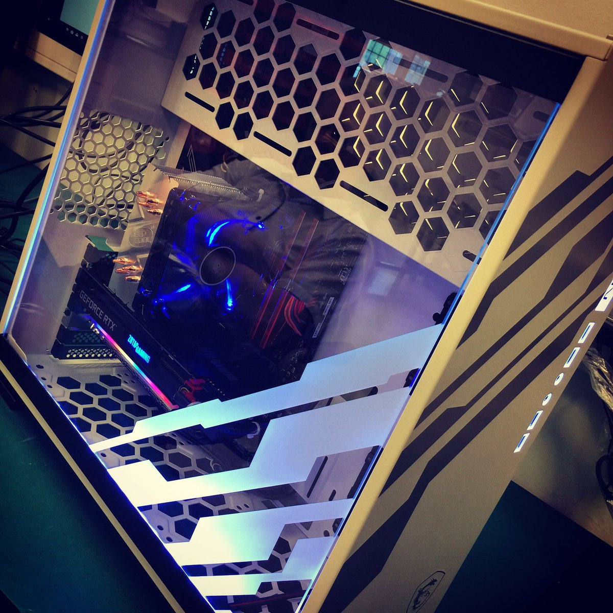 arsadata's tweet image. Nöjet att bygga en Arsa Grand Gamer #inteli9-9900k #NVIDIA  #RTX2070 #ZOTACGAMING Gigabyte Auros PCI-e nvme SSD #GIGABYTE  #Auros #Gaming i en fin #MSI chassi