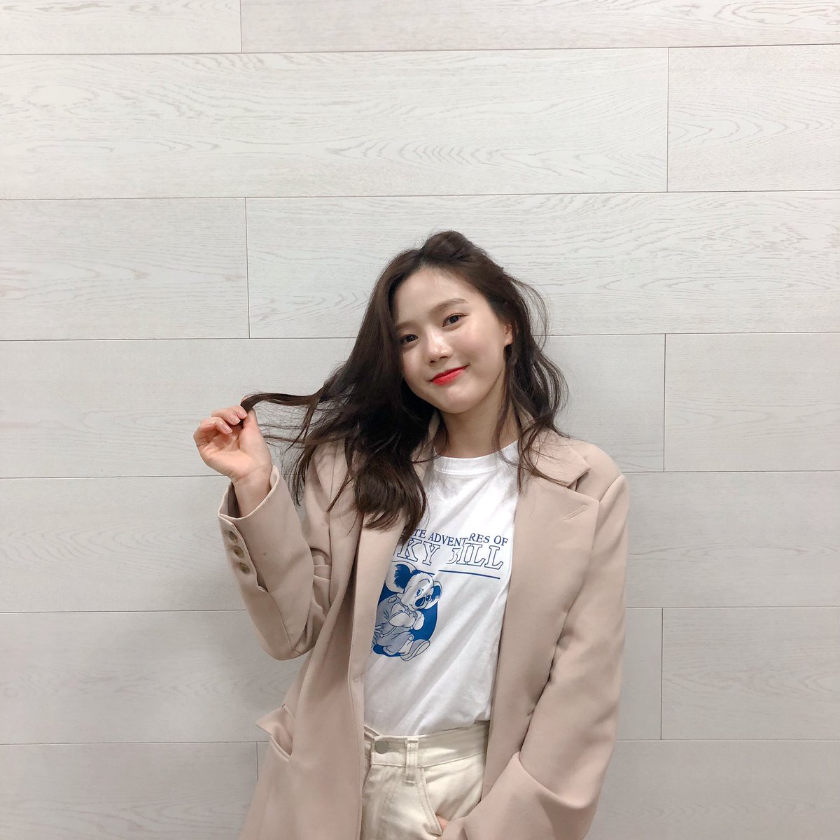 WM_OHMYGIRL's tweet photo. [#캔디가왔어효] 제가 저번에 직접 만든곡과 직접 편집한 영상을 우리 미라클이 너무너무 좋아해줘서 
또 다른 영상들을 올리려고 해요! 많이 사랑해주세용 !!! ><.                                  https://t.co/YO5w5mlpWV https://t.co/hogEdfWtmF