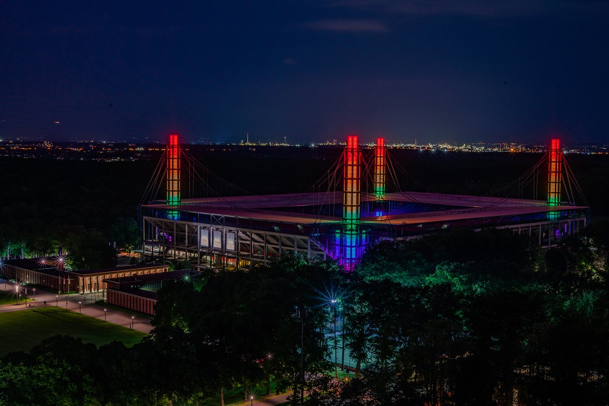 RheinEnergie's tweet photo. Heute ist der 7. Deutsche #Diversity-Tag! Hierzu möchten wir für #Köln ein Zeichen setzen🌈! Zusammen mit den Kölner Sportstätten GmbH, erstrahlten vergangene Nacht die #Pylonen des @RheinEnergieStadion(s) in Regenbogenfarben. #chancengleichheit #wirsindeins #zeichensetzen https://t.co/LgK6ijOelA