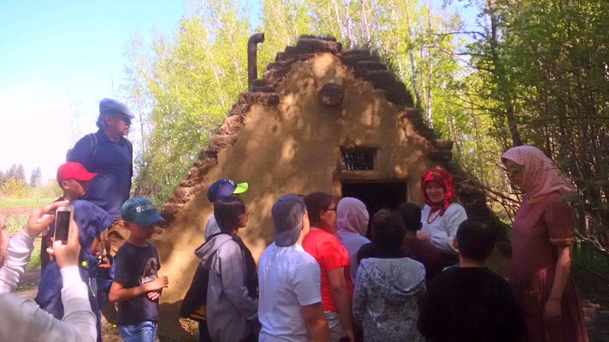 mykpy's tweet photo. With so many school groups coming to the Ukrainian Cultural Heritage Village @uchv , it felt like I was on school trip myself. I noticed garlic growing by the sod hut. I put up my hand and asked is it true that garlic is the "national flower" of Ukraine? https://t.co/NPjlTyWtJP