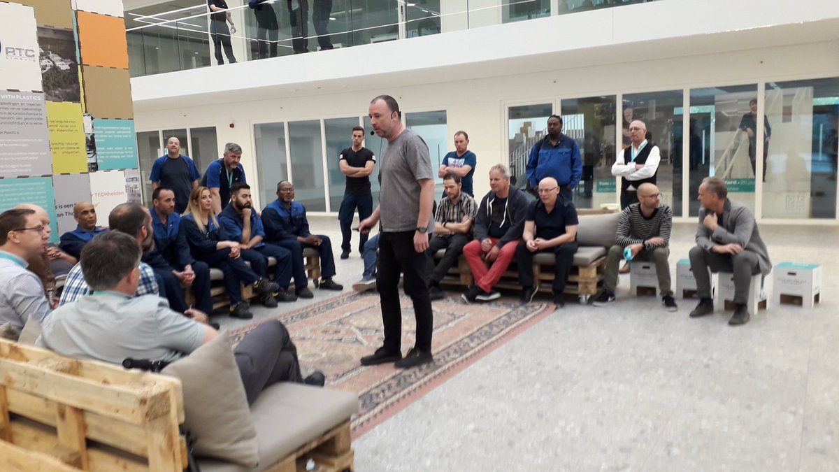 T2campus's tweet photo. Onze Kurt Willems en zijn crowd. #StartToConnect #Lean #TECHheld https://t.co/Mcr2WGNYeZ