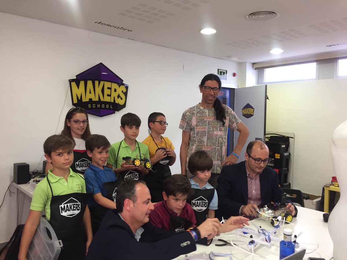 CeeiMurcia's tweet photo. Ayer niños y niñas de #MakersSchool, nuestra escuela tecnológica para menores de entre 6 y 16 años, recibieron la visita de consejero Javier Celdrán @jacello, que se interesó por esta iniciativa pionera que fomenta las vocaciones científico-tecnológicas entre los más pequeños 🤖 https://t.co/tOlDwsLAxe
