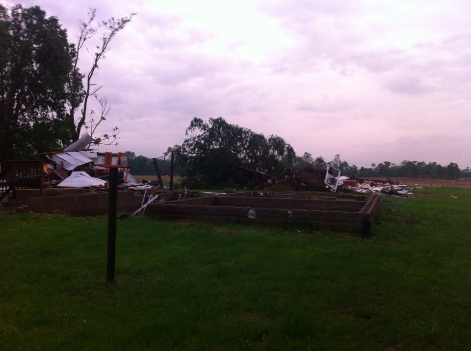 sumomay68's tweet photo. @BobVanDillen house just gone laying in the field north of https://t.co/Xpgef2oI8r https://t.co/VCJ5s3neIx