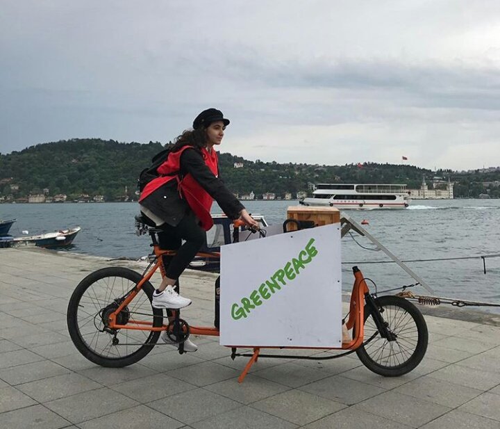 VeloTurkey's tweet photo. İyi enerji GOL  getirir.
#Chernobyl #temizenerji #ortakgelecek #climatestrikes #cargobike #yeşiliş #gogreen #noco2 #climate #25litre #susuzluk #cyclelogistics #kargobisiklet #solarenerji #enerji #çevredostu #ekolojik #eclf #iklimin #futbol #stad  #omuzomuza #güneşicin #sıfıratık https://t.co/yXkH9vhBek