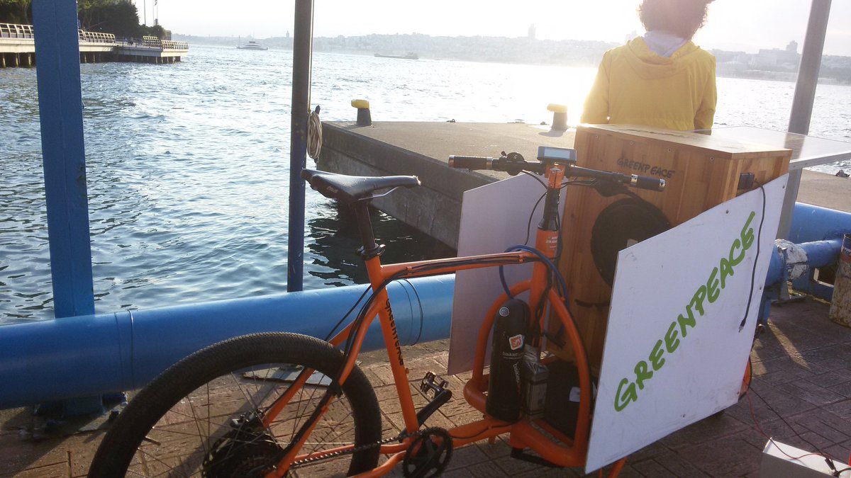 VeloTurkey's tweet photo. İyi enerji GOL  getirir.
#Chernobyl #temizenerji #ortakgelecek #climatestrikes #cargobike #yeşiliş #gogreen #noco2 #climate #25litre #susuzluk #cyclelogistics #kargobisiklet #solarenerji #enerji #çevredostu #ekolojik #eclf #iklimin #futbol #stad  #omuzomuza #güneşicin #sıfıratık https://t.co/yXkH9vhBek