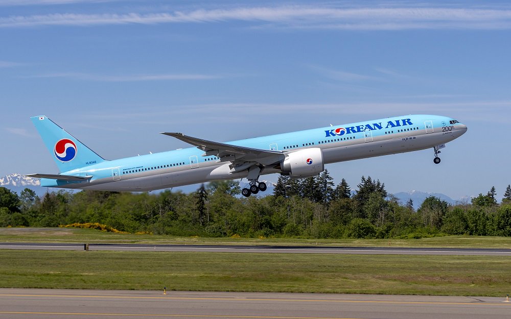 bzcomm's tweet photo. Korean Air erhält das 200ste #Flugzeug von Boeing #KoreanAir @KoreanAir_KE @BoeingDACH 
https://t.co/dzRdWUy3Tn https://t.co/pBMTT4FnJN