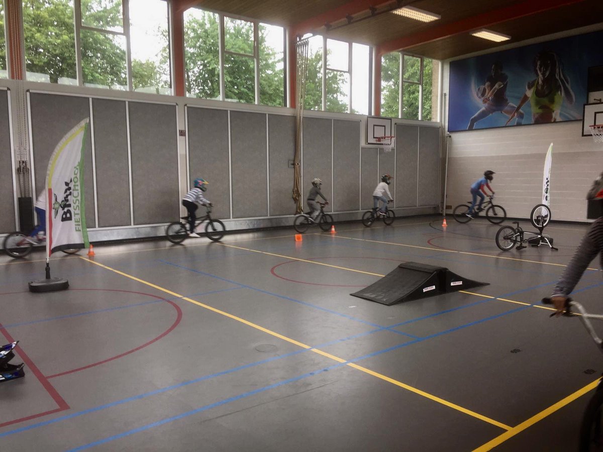 Vanwege de regen was de BMX-clinic vandaag in de gymzaal. Maar dat mocht de pret niet drukken. Klaar voor de start... go! Terwijl de eerste helft van de groep toffe stunts deed, leerde de andere helft banden plakken. Dat is nog eens een nuttige gymles!