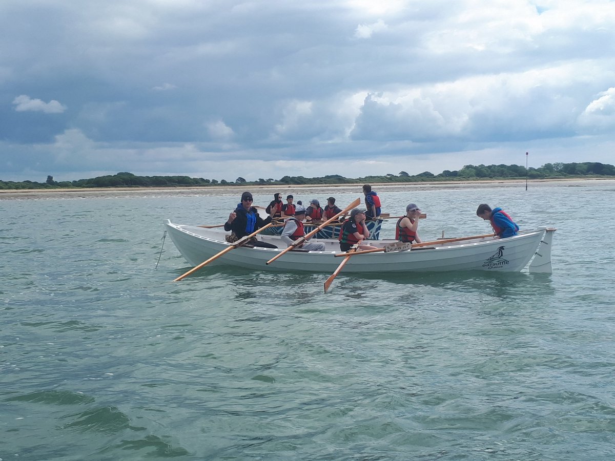 OarsomeChance's tweet photo. The @DofESouthEast #silverexpedition are approaching @langstonehb bridge and looking motivated on the #staylesskiffs https://t.co/fKICwhX344