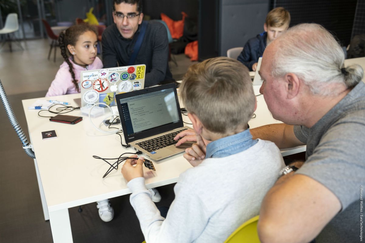 euratechnologie's tweet photo. Initiation au numérique pour tous : RDV au Learning District d' #EuraTechnologies avec @lillefrance

🤖ateliers coding &amp; robotique EuraTechKids
👨‍💻formation au coding BTech de 18 à 30 ans
👵ateliers numériques pour seniors

➡Les infos : https://t.co/urTUZxiM6n https://t.co/gvdkre9XSG