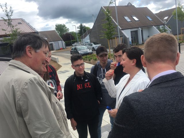 hautsdefrance's tweet photo. La vice-présidente @manomartin inaugure les travaux de réhabilitation du lycée Jean Racine de #Montdidier : les #hautsdefrance, une région qui agit pour le bien-être et la réussite des lycéens ! https://t.co/aOfiFOS5qR