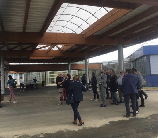 hautsdefrance's tweet photo. La vice-présidente @manomartin inaugure les travaux de réhabilitation du lycée Jean Racine de #Montdidier : les #hautsdefrance, une région qui agit pour le bien-être et la réussite des lycéens ! https://t.co/aOfiFOS5qR