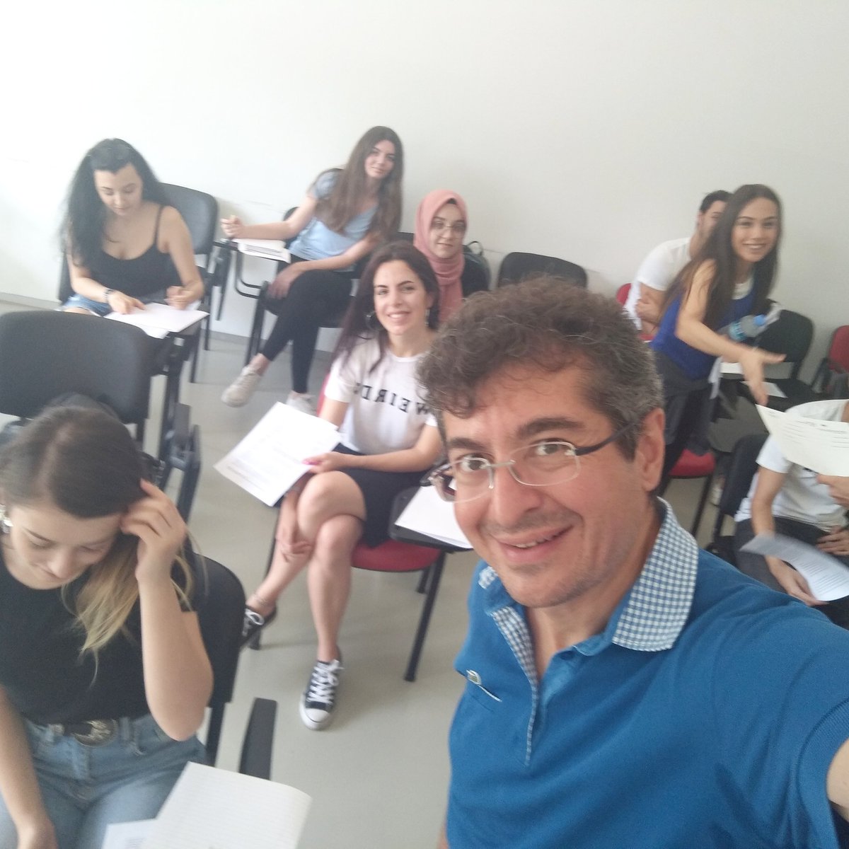 Khosann's tweet photo. Merhaba arkadaşlar, @bilgiofficial'da #SCI117 Amazing Science final sınavında pek neşeliyiz. Erken mezun olmak, not yükseltmek isteyenler veya sadece bilime doyamayanlar SCI117 ve #SCI119 From Invention to Innovation derslerimi yaz okulu olarak alabilirler. https://t.co/ExYgJo595I
