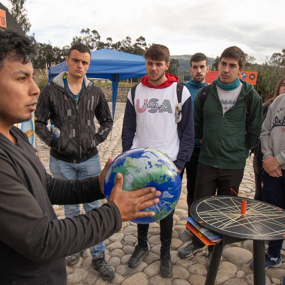 No pudimos hacer un Viaje al Centro de la Tierra como Julio Verne, pero sí pudimos estar en la línea del #ecuador
Allí, comprendes cómo funciona nuestro #planeta
Fuimos parte del Reloj solar #Quitsato y nos enseñaron una nueva forma de interpretar los mapas.
