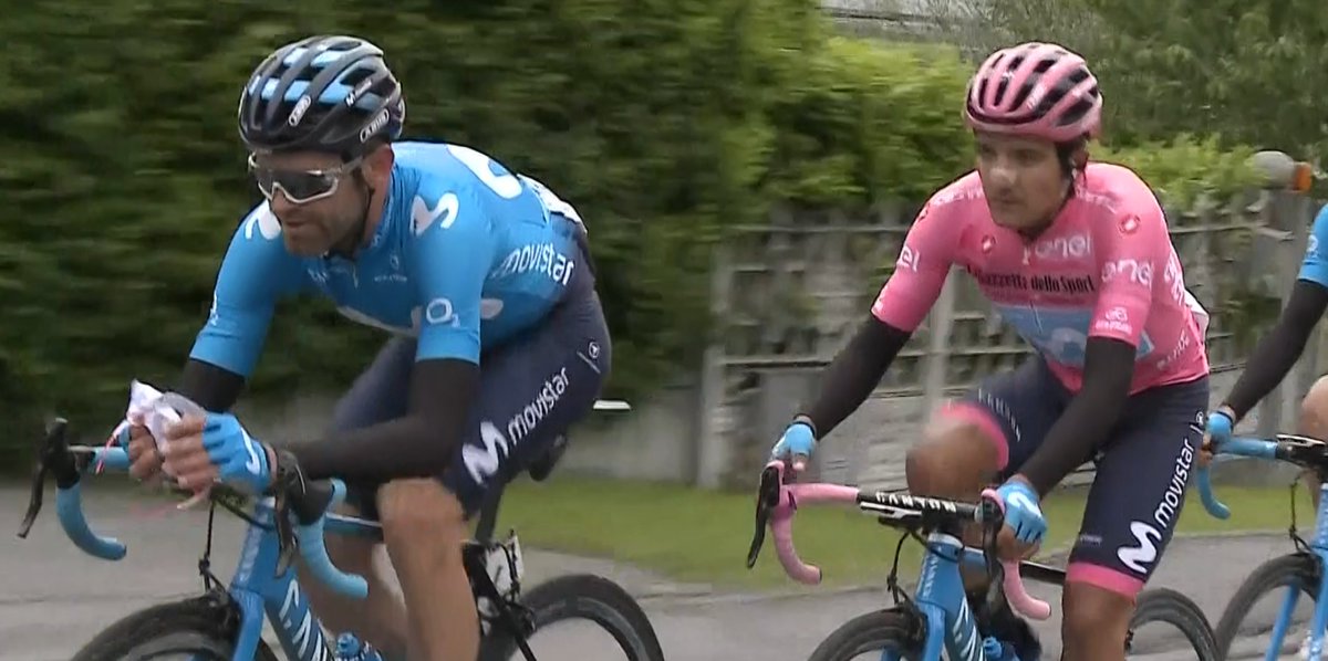 "Traed las <a href="/oakley/">Oakley</a>, que tengo una gamuza y os las limpio". Grande <a href="/jjrojillas/">jose joaquin rojas</a> y los compañeros, cuidando de todos los detalles para que <a href="/RichardCarapazM/">Richard Carapaz M</a> y <a href="/MikelLandaMeana/">Landa Meana</a> vayan bien atendidos 👌😎 #RodamosJuntos #OneObsession