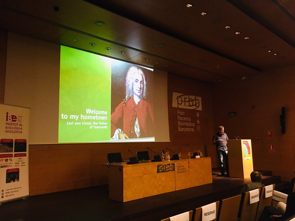 IBE_Barcelona's tweet photo. “Nothing in genomics makes sense if not in the light of evolution”. Talk by @toni_gabaldon , who calls for #thinkinglaterally and also looks back on #Darwin and Carl von Linné on this important date for evolutionary biology at IBE. #IBE10years https://t.co/SS5jJf7nnf