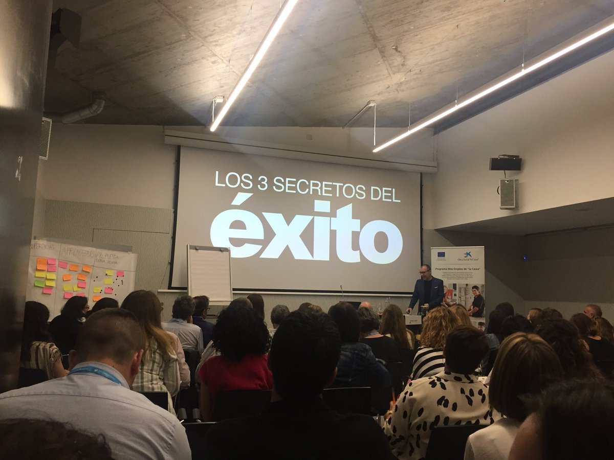 janaveros's tweet photo. #Haztitud la mejor actitud es hacer. Siempre se disfruta con @Yoriento porque nos ilustra con humor y además tiene la capacidad para simplificar y poner el foco en lo importante #orientaciónlaboral #empleo Encuentro Programa #Másempleo @FundlaCaixa @ArrabalAID https://t.co/hDvUnFDWk9