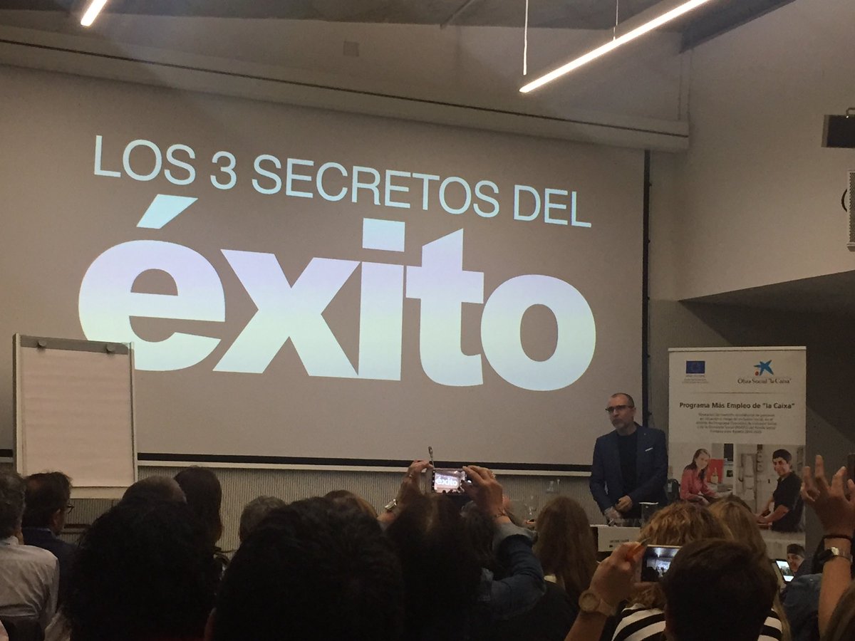 janaveros's tweet photo. #Haztitud la mejor actitud es hacer. Siempre se disfruta con @Yoriento porque nos ilustra con humor y además tiene la capacidad para simplificar y poner el foco en lo importante #orientaciónlaboral #empleo Encuentro Programa #Másempleo @FundlaCaixa @ArrabalAID https://t.co/hDvUnFDWk9