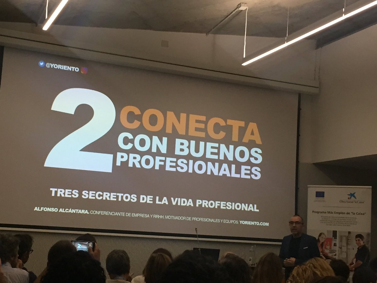 janaveros's tweet photo. #Haztitud la mejor actitud es hacer. Siempre se disfruta con @Yoriento porque nos ilustra con humor y además tiene la capacidad para simplificar y poner el foco en lo importante #orientaciónlaboral #empleo Encuentro Programa #Másempleo @FundlaCaixa @ArrabalAID https://t.co/hDvUnFDWk9