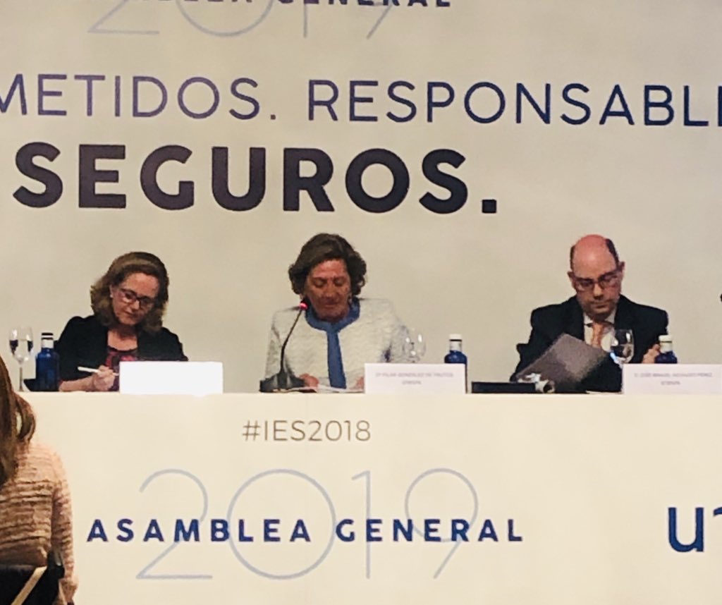 EvaPiera_Madrid's tweet photo. En clausura de presentación del informe EstamosSeguros2018 tras asamblea @UNESPA, con la ministra @NadiaCalvino, q llama al sector asegurador a contribuir frente a los grandes retos: desarrollo sostenible, cambio climático y reto demográfico, claves para el bienestar #IES2018 https://t.co/7i6ijv5VUs
