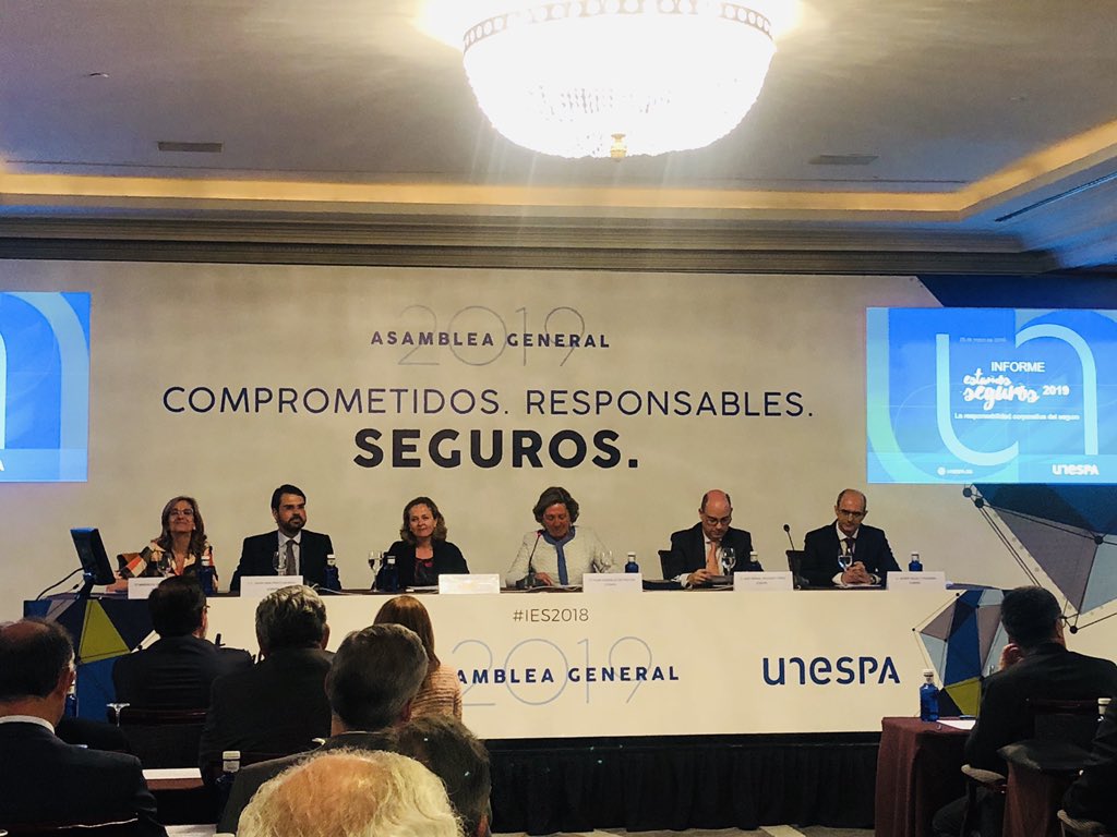 EvaPiera_Madrid's tweet photo. En clausura de presentación del informe EstamosSeguros2018 tras asamblea @UNESPA, con la ministra @NadiaCalvino, q llama al sector asegurador a contribuir frente a los grandes retos: desarrollo sostenible, cambio climático y reto demográfico, claves para el bienestar #IES2018 https://t.co/7i6ijv5VUs