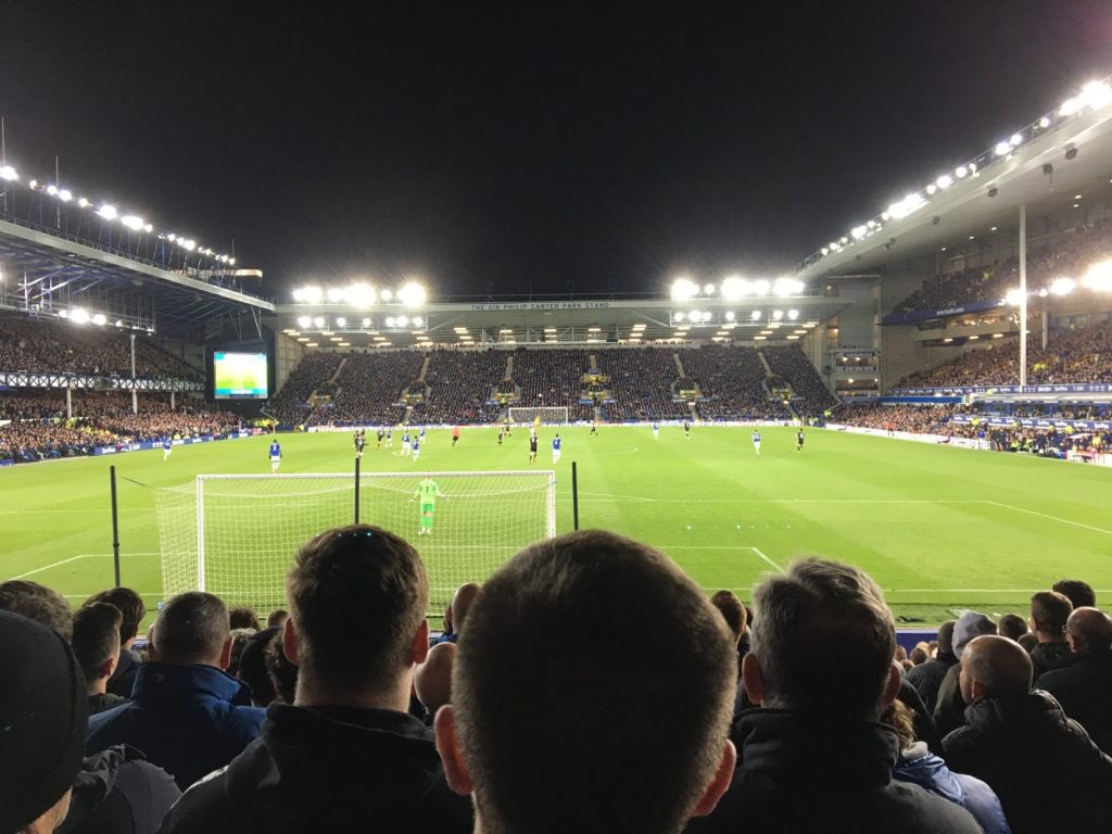 Staantribune's tweet photo. “Ik word aan tafel uitgenodigd. Peter, Paul en Allan bezoeken al 40 jaar samen de thuiswedstrijden van hun club #Everton. Je merkt meteen dat het hen trots maakt dat, met alle mooie clubs die de #PremierLeague rijk is, mijn keuze op Everton is gevallen.” https://t.co/5PHbBlxSAX https://t.co/tqmedfJI5t