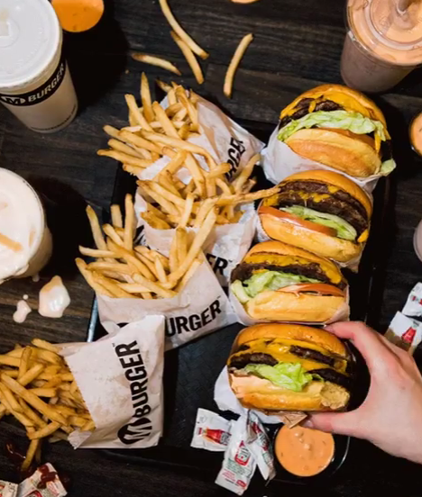 AtriumMall's tweet photo. #Tuesday2For
No better way to start off this week than by celebrating #NationalHamburgerDay @MBurgerChicago !
#atrium #thompsoncenter #chicago #burgers #yummy https://t.co/Mf0j8DOR6v