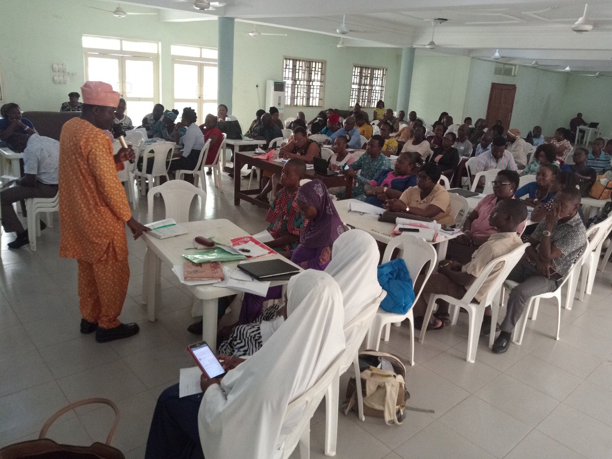 ogun_thegateway's tweet photo. #WHO #Ogun State organized State Level Review Meeting #OBR1 exercise. Technical issues ranging from HRA/HROP, Vaccine/cold chain, social mob, training & team selection, Monitoring/Supervision, Evening review meeting, Logistics etc. were discussed. #cVDPV #mopv #OBR #endpolio https://t.co/cUqVJ9cHW6