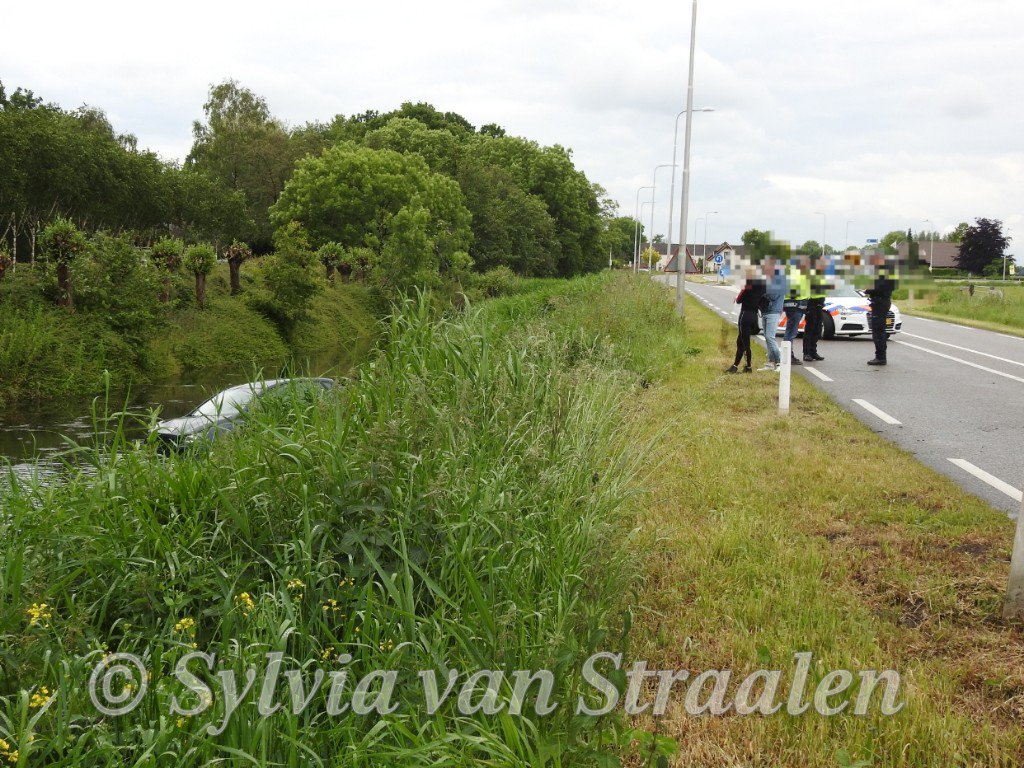 siarella99's tweet photo. Melding voertuig te water aan de #Middelweg #N456 #Moordrecht naast ambulancepost. Veel hulpdiensten opgepiept, bleek gelukkig niet nodig. Inzittenden zelf uit voertuig met natte voeten.  Berger zal auto uit sloot halen. https://t.co/XOlIpAZRtW
