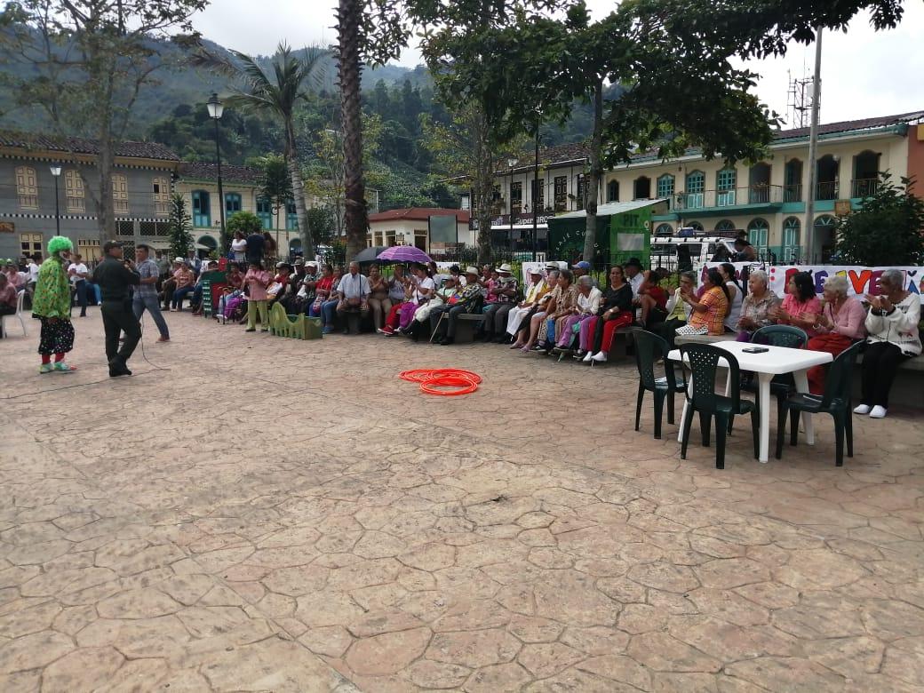 PoliciaQuindio's tweet photo. Ciudadano, todos debemos aportar a que no se consuman sustancias estupefacientes en parques, estadios, coliseos y centros deportivos. Denuncie a la Línea 123. #CódigoDeConvivencia #Quindío
#TodosContraElMicrotráfico #167 https://t.co/NdkSdmik58