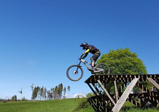 trailride_mtb's tweet photo. Schnappschuss vom Drop & Jump Kurs von Samstag
Dankeschön fürs 📸
Nächster Drop+Jump 15.06.19 Willingen 🚴♂️💨🚀🤙🤙
#mtbtrailride #mtb #training #mountainbiking #harz #drop #action #ehfmtb #msbxtrail #bluesky #nofilter #propainbikes https://t.co/2ZMzYRtpN9 https://t.co/w6PFh3OeQv