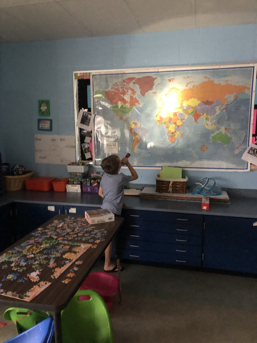 HESMrsRoss's tweet photo. Flashlight day! #9daycountdown #2ndgrade @HESSPLASH https://t.co/v9w3sN7Bbo